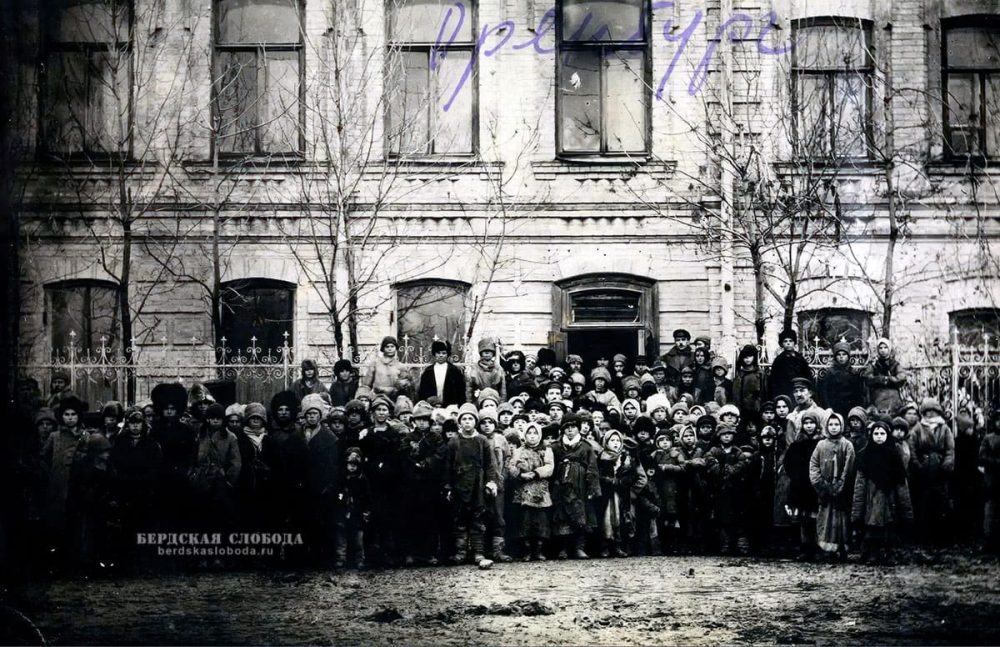 Дети-сироты перед детским домом в голод 1921 года. Фото: Архив Фритьофа Нансена в Национальной библиотеке Норвегии