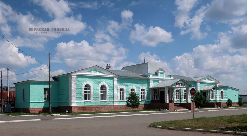 Вокзал железнодорожной станции Соль-Илецк со стороны Привокзальной площади. 2024 год.