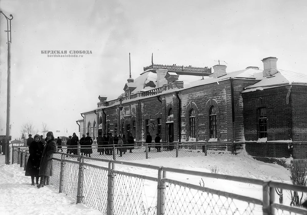 Железнодорожный вокзал на станции Илецк. 1920-е годы.