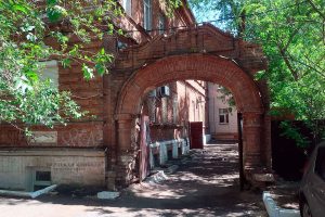 Объект культурного наследия регионального значения «Дом доходный с въездной аркой купчихи А.С. Юргенсон (в 1901-1918 гг. – дом доходный купца М.Н. Комарова)», 1880-е годы; 1901 год (Оренбургская область, г. Оренбург, ул. Терешковой, 5 / ул. Михаила Фадеева, 13). Май 2024 года. Сохранившаяся въездная арка с улицы Михаила Фадеева.