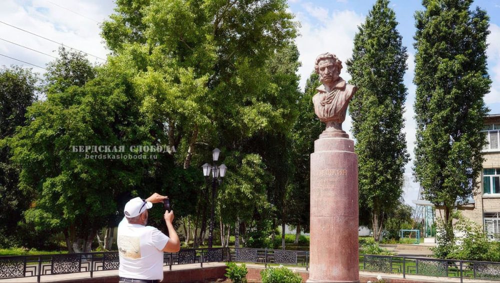 Памятник Пушкину в Бердах
