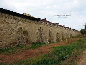 Объект культурного наследия регионального значения «Склады купцов 1-й гильдии Абдулгани и Махмуда Хусаиновых», 1896-1897 годы – рубеж XIX-XX веков (Оренбургская область, г. Оренбург, ул. Советская, 142 ). Сентябрь 2024 года.