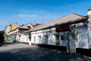 Объект культурного наследия регионального значения «Усадьба городская купца Т.Е. Калашникова», последняя четверть XIX века; 1902-1903 гг. (Оренбургская область, г. Оренбург, ул. 9 Января, д. 44 / пер. Матросский, д. 11, Литеры Б, АА1А2, А3В). Дом с въездной аркой по ул. 9 Января. Сентябрь 2024 года.