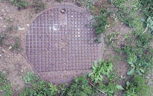 Литой люк во дворе усадьбы производства слесарно-механической и токарно-решеточной мастерской М.Е. Шифрина с надписью «Шифринъ. Оренбургъ»