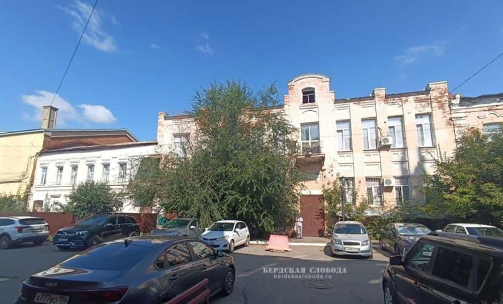 Объект культурного наследия регионального значения «Городская усадьба Шибаевых (Лисичкиных)», последняя четверть XIX века – 1905-1908 годы (Оренбургская область, г. Оренбург, пер. Гугучкинский, 18-20, Литеры АА1, ВВ1). Сентябрь 2024 года.