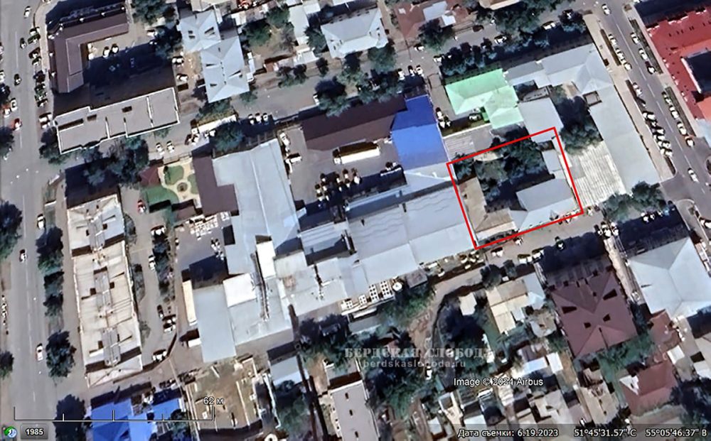 Космоснимок Google Earth Pro кадастрового квартала 56:44:0230008, в котором находится объект культурного наследия регионального значения «Городская усадьба Шибаевых (Лисичкиных)». 19 июня 2023 года