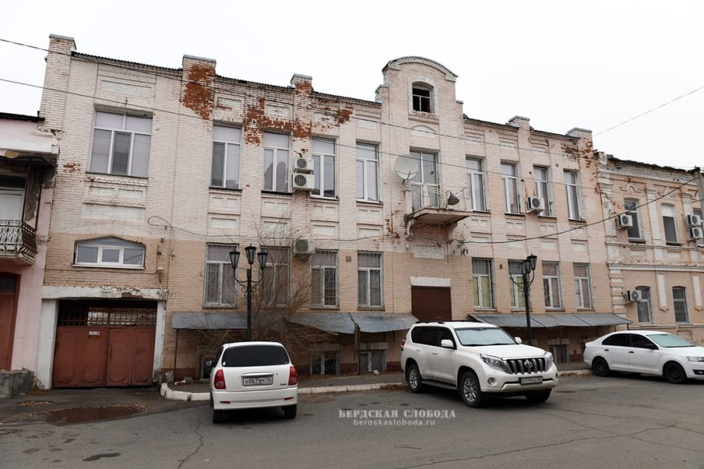 Объект культурного наследия регионального значения «Городская усадьба Шибаевых (Лисичкиных)». Доходный дом Лисичкиных (Оренбургская область, г. Оренбург, пер. Гугучкинский, 18-20, Литеры АА1). Осень 2021 года.