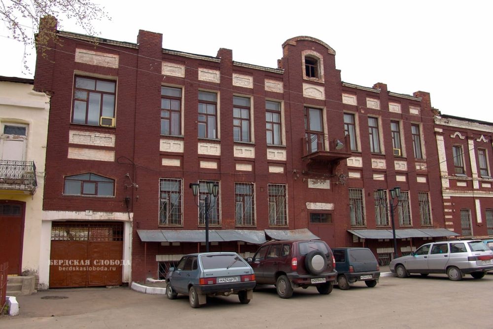 Объект культурного наследия регионального значения «Городская усадьба Шибаевых (Лисичкиных)». Доходный дом Лисичкиных (Оренбургская область, г. Оренбург, пер. Гугучкинский, 18-20, Литеры АА1). 2005 год.