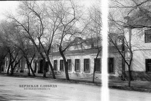 Вид на городскую усадьбу Веденских (Петровых) с улицы Володарского. Фотография К.Л. Урбановича. 1999 год.