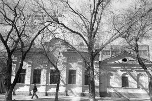 Вид на каменную палатку (лавку торговую) городской усадьбы Веденских (Петровых) с улицы Володарского. Фотография К.Л. Урбановича. 1999 год.