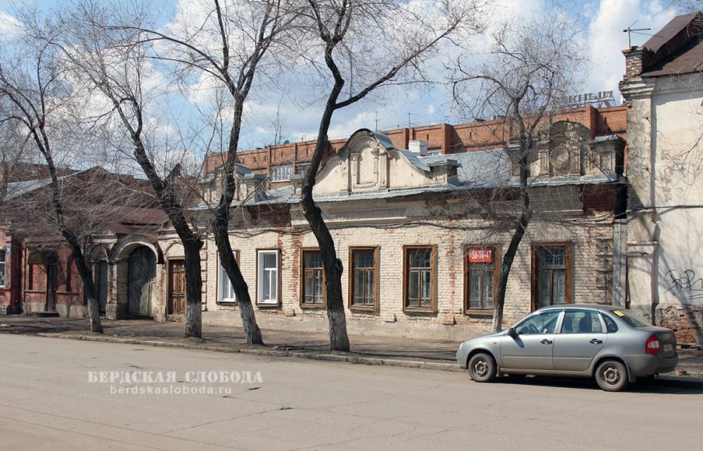 Вид на городскую усадьбу Веденских (Петровых) с улицы Володарского. Фотография Ю.А. Григорьева. 2021 год.