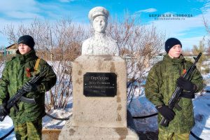 Памятник полному кавалеру ордена Славы Горбунову Петру Ивановичу.