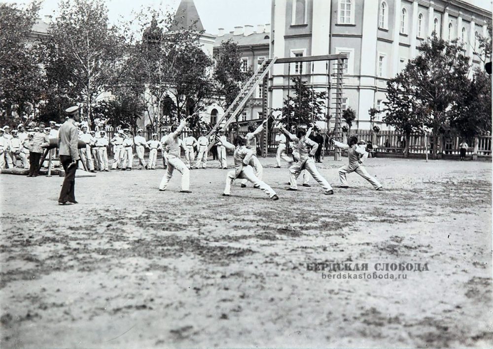 Часовня. 1910-1911. Состязание на эспадронах в Оренбургском Неплюевском кадетском корпусе.