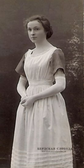 Лида, выпускница Николаевского женского института Оренбурга, 1913 год