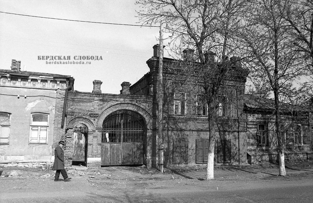 «Городская усадьба купца С.Г. Габитова». Флигель и ворота. Фотография К.Л. Урбановича. 1999 год.