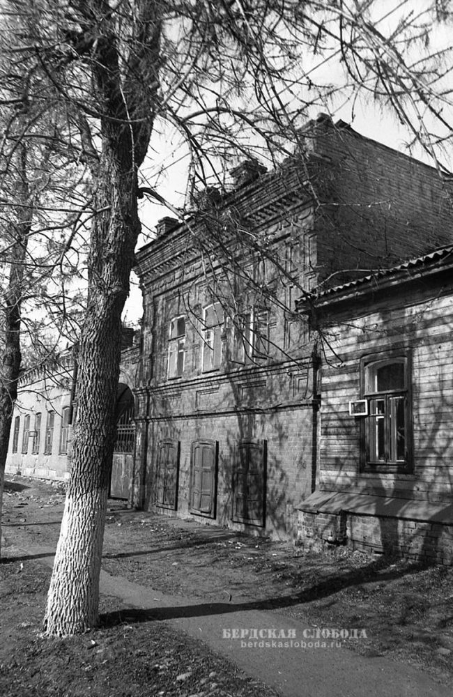 «Городская усадьба купца С.Г. Габитова». Флигель. Фотография К.Л. Урбановича. 1999 год.