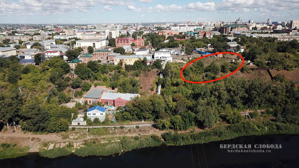 Так в настоящее время выглядит крепостной ров, расположенный на берегу Урала. Снимок: Ю.А. Григорьева.