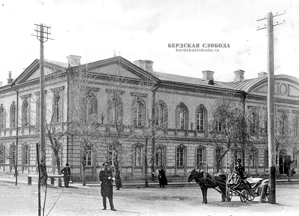 Городовой и извозчик возле мужской гимназии. Перекресток Николаевской и Эссенской, фрагмент открытки 1910―1915 годов