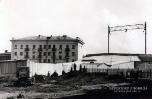 Вид из дома №14 на площади Динамо на цирк и жилой дом №61 на улице Кобозева, 1955 год, Фото: М.И. Елкин