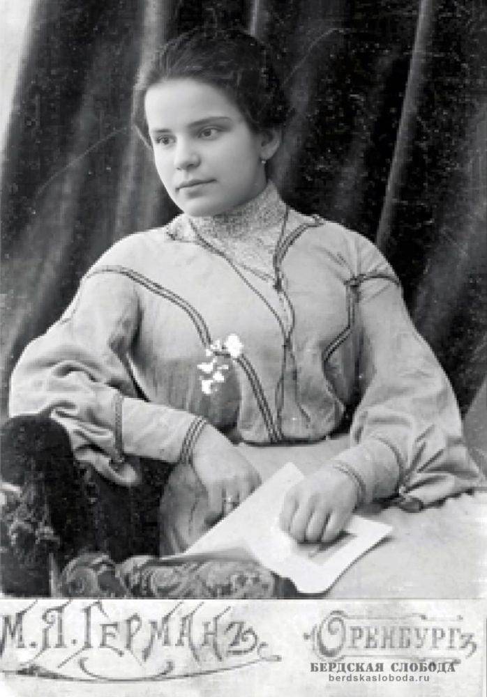Жительница Оренбурга. Фото мастерской М.Я. Германа, около 1915 года