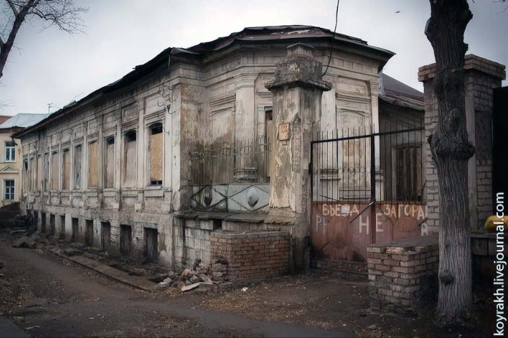 Этот старинный особняк XIX века на улице Ленинской, 22 (ранее — Неплюевская), известен в Оренбурге как дом со львами.