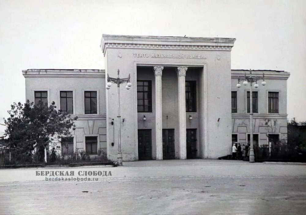 Здание Чкаловского Театра Музыкальной комедии 1954 года (ОГАОО, Фотофонд. Оп. 7. Д. 204. Л. 34).