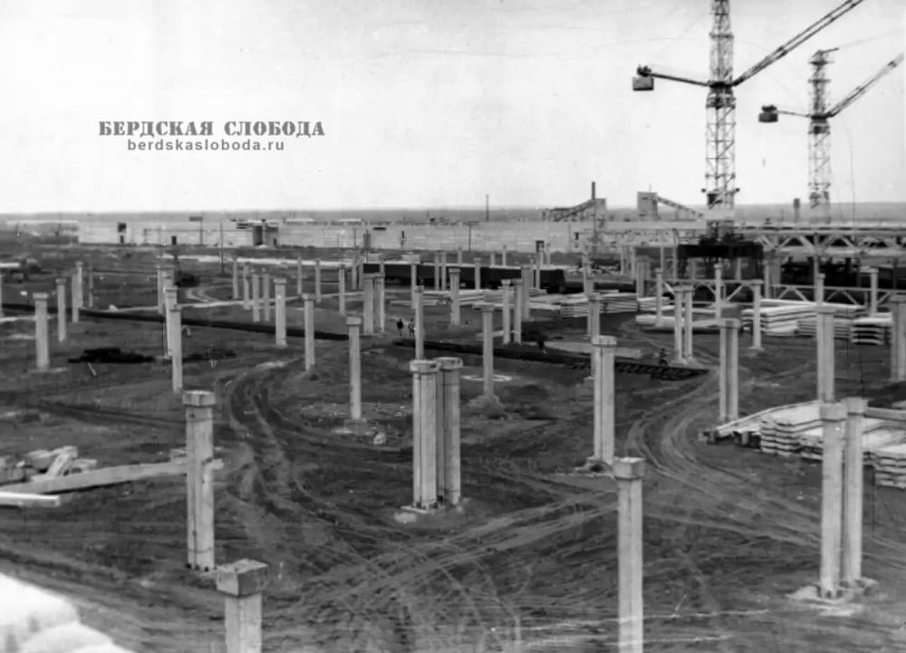 Строительство отсека № 1 строящегося Оренбургского комбината шелковых тканей. Октябрь 1966 года, Оренбургский губернаторский историко-краеведческий музей Строительство отсека № 1 строящегося Оренбургского комбината шелковых тканей. Октябрь 1966 года, Оренбургский губернаторский историко-краеведческий музей