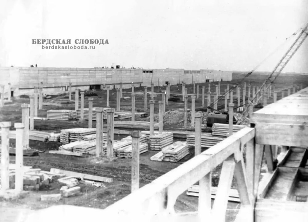 Вид на часть отсека № 1 и складскую зону строящегося Оренбургского комбината шелковых тканей. Октябрь 1966 года, Оренбургский губернаторский историко-краеведческий музей. Вид на часть отсека № 1 и складскую зону строящегося Оренбургского комбината шелковых тканей. Октябрь 1966 года, Оренбургский губернаторский историко-краеведческий музей.