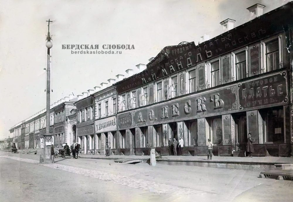 Внешний вид магазинов северного ряда Гостиного двора, начало XX века