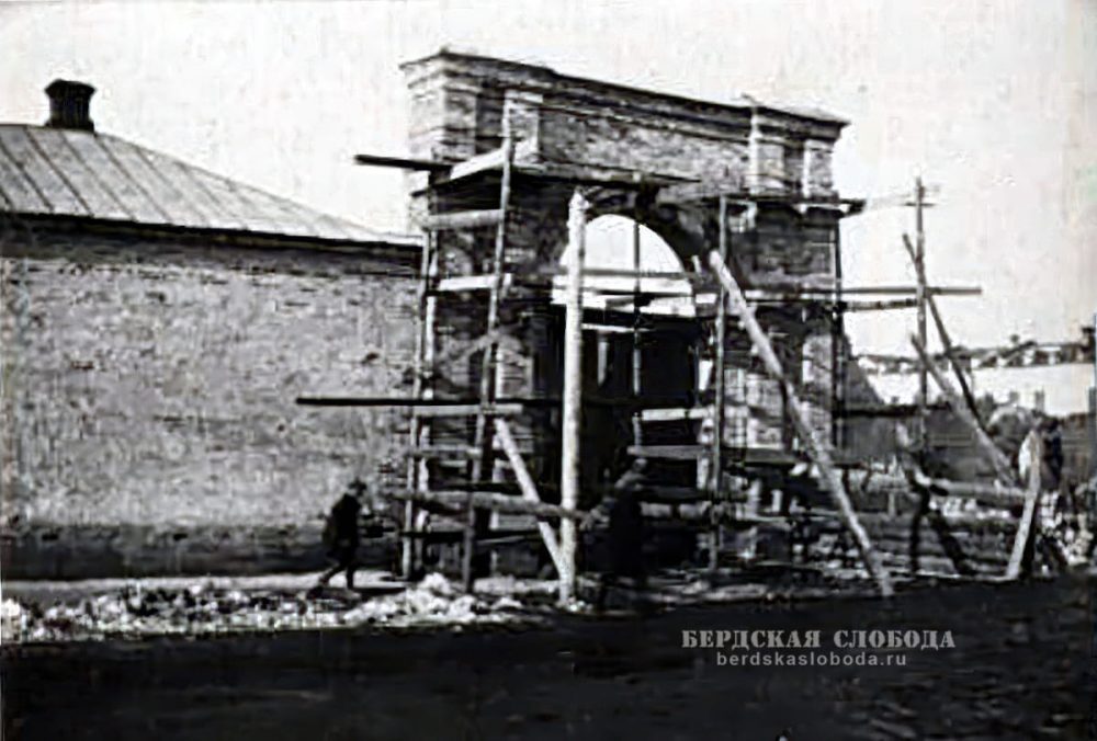 Разборка южных ворот Гостиного двора, вторая половина 1930-х годов.