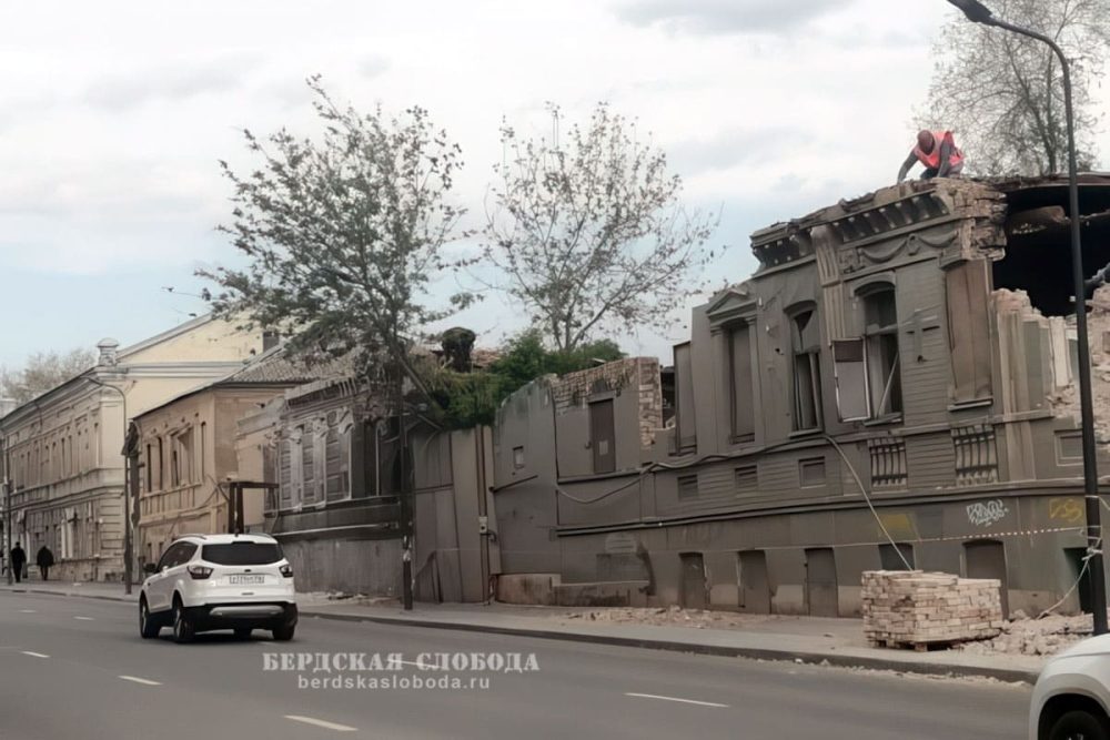 История оренбургского "Дома с ангелами" — символа утраченного наследия. Судьба памятника, где жил Карим Хакимов, до сих пор остается неопределенной.