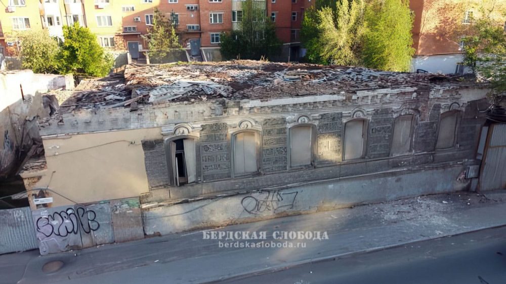 История оренбургского "Дома с ангелами" — символа утраченного наследия. Судьба памятника, где жил Карим Хакимов, до сих пор остается неопределенной.