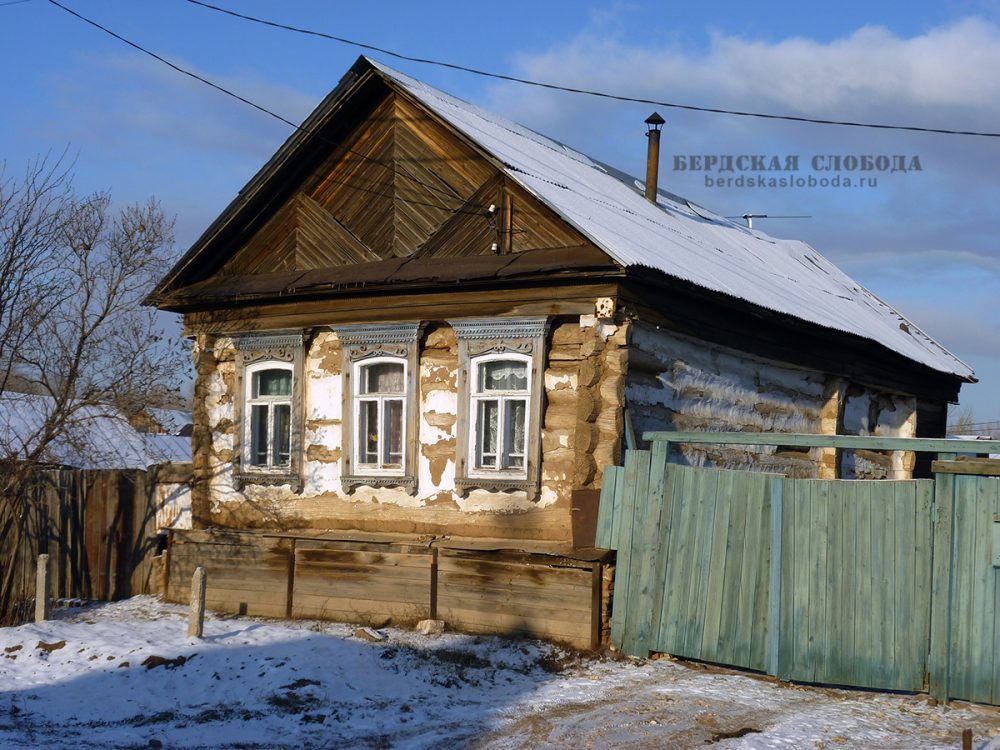 Дом на улице Гастелло, 8 был построен в 1920 году, но выглядит так, будто стоял здесь веками. Декабрь 2012 г.