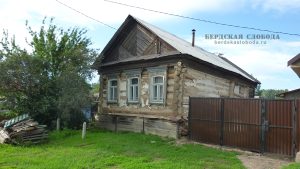 На снимке 2017 года мы видим, как эта уютная картина начинает рушиться. Сам старый сруб еще держится, а вот двор уже изменился. На месте старого забора появились глухие распашные ворота из коричневого профлиста.