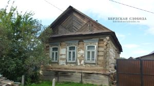На снимке 2017 года мы видим, как эта уютная картина начинает рушиться. Сам старый сруб еще держится, а вот двор уже изменился. На месте старого забора появились глухие распашные ворота из коричневого профлиста.