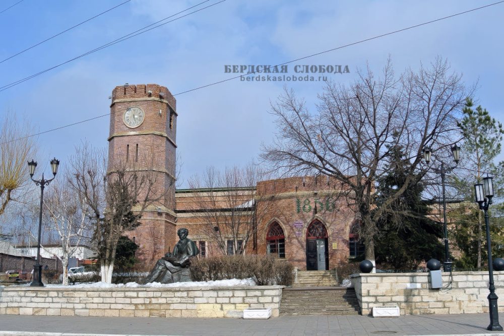 Музей города Оренбурга (здание Гауптвахты). Строительство развернулось во время второго правления Оренбургского генерал-губернатора Василия Алексеевича Перовского (1851–1857 гг.).