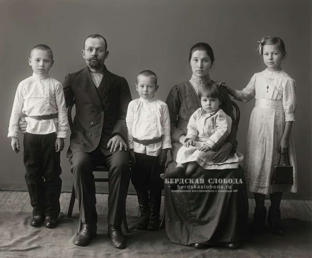 Семья Головкиных: отец — Федор Харлампиевич, мать — Анастасия Дмитриевна, дети: Андрей, Анна, Николай и Борис. Фото 1914–1915 годов из архива Натальи Росляковой. Изображение восстановлено с помощью ИИ.